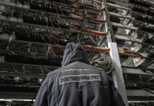 Một nhân viên kiểm soát hệ thống khai thác tiền số của BitRiver. Ảnh: Reuters